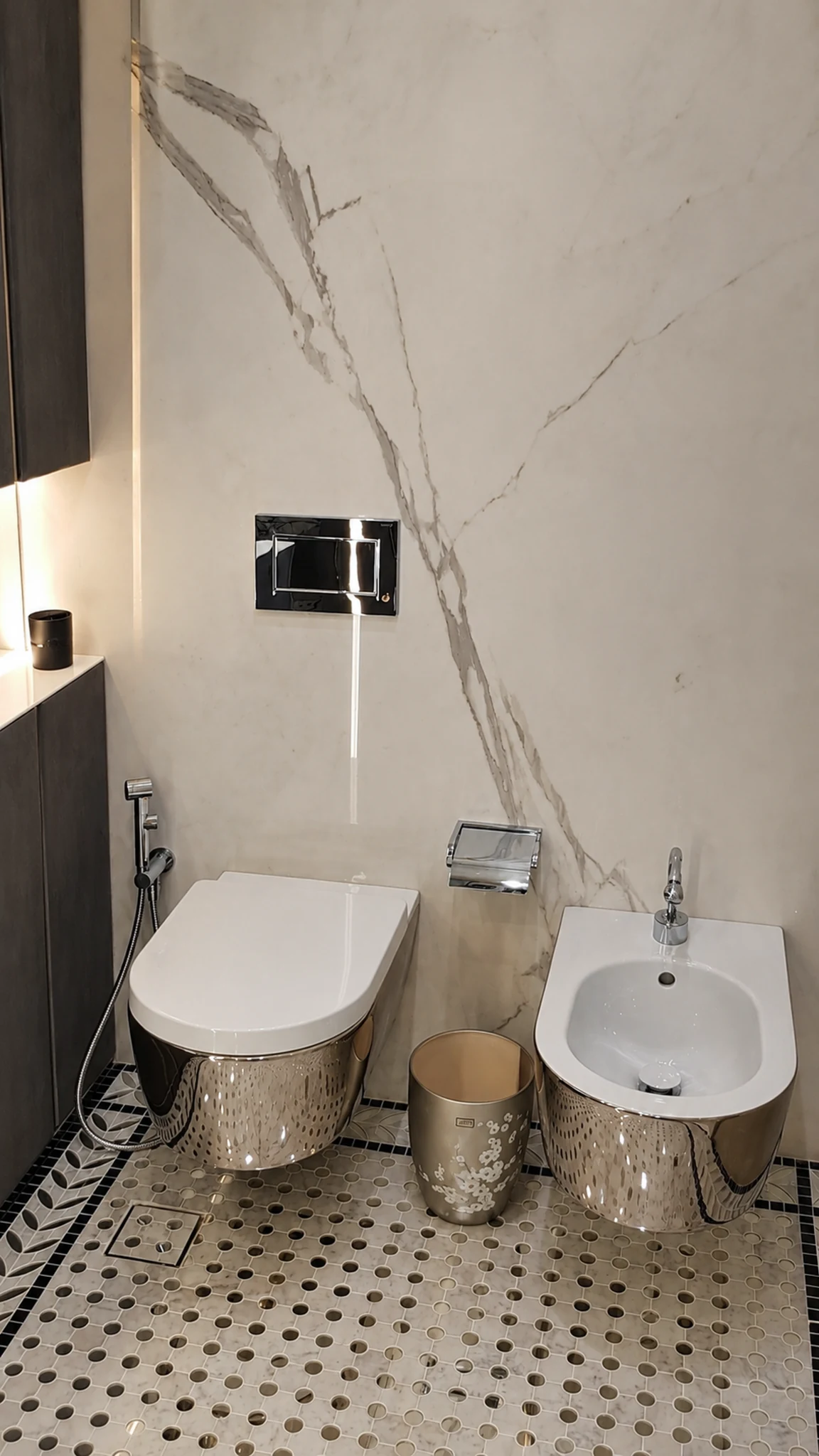 Powder room, mirrored fixtures — villa interior in Dubai by Soltis Interiors